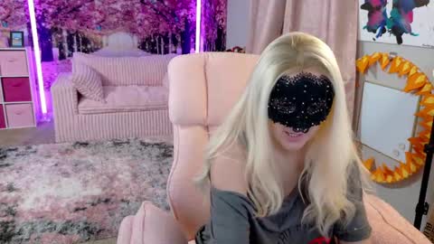 Snapshot of alex_nextdoor chatting on 05-15-26, 01:45 Alex online show from 05-15-26, 01:45
