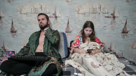 Alex and Sarah online show from 10-28-25, 09:17