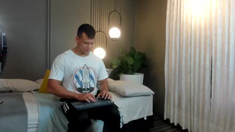 Snapshot of alex_tower chatting on 12-31-24, 08:34 Alex Towers online show from 12-31-24, 08:34