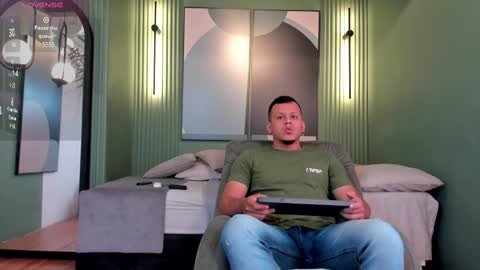 Snapshot of alex_tower chatting on 02-15-25, 07:06 Alex Towers online show from 02-15-25, 07:06