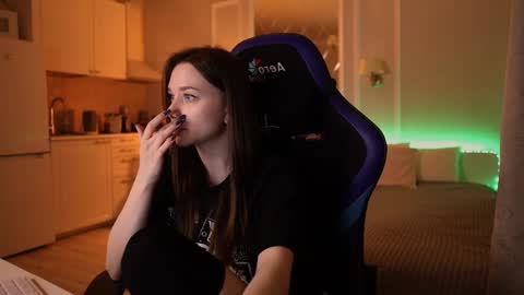 Snapshot of alexa_feels chatting on 12-08-24, 11:19 Little Duck homie online show from 12-08-24, 11:19