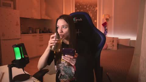 Snapshot of alexa_feels chatting on 12-22-24, 10:58 Little Duck homie online show from 12-22-24, 10:58