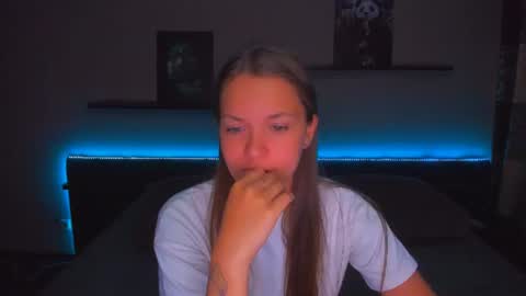 Snapshot of alexabarkley chatting on 06-12-26, 12:53 angel online show from 06-12-26, 12:53