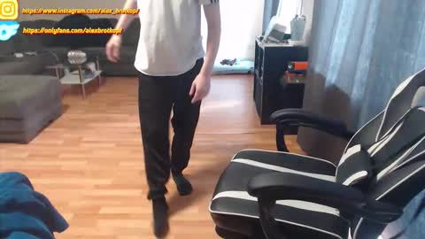 Snapshot of alexbrotkopf chatting on 10-08-25, 02:14 Alex online show from 10-08-25, 02:14