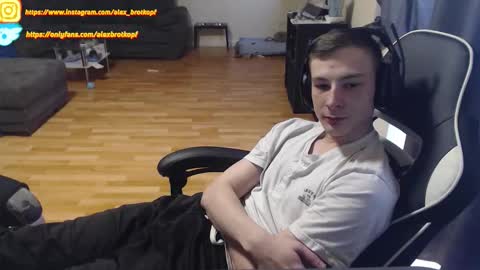 Snapshot of alexbrotkopf chatting on 10-21-25, 02:18 Alex online show from 10-21-25, 02:18