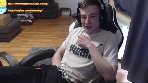 Snapshot of alexbrotkopf chatting on 10-25-25, 02:02 Alex online show from 10-25-25, 02:02