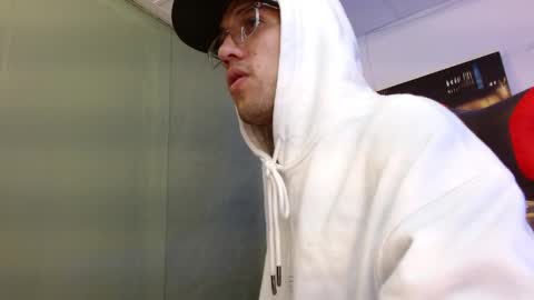Snapshot of alexgiraldo__ chatting on 05-24-26, 11:37 alexgiraldo__ online show from 05-24-26, 11:37