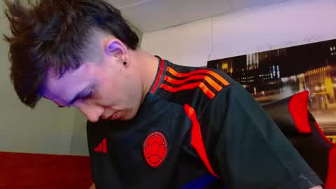 Snapshot of alexgiraldo__ chatting on 06-18-26, 02:54 alexgiraldo__ online show from 06-18-26, 02:54