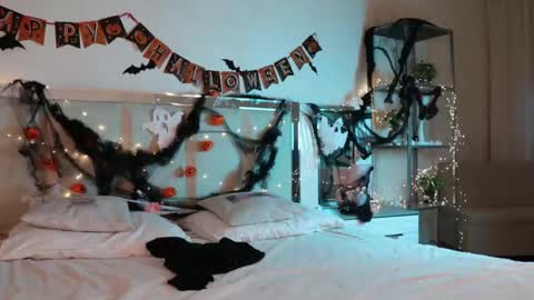 Snapshot of alexinasanders chatting on 10-19-25, 05:52 Alexina online show from 10-19-25, 05:52