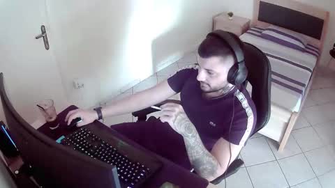 Snapshot of alexthepro00 chatting on 06-10-26, 08:35 alexthepro00 online show from 06-10-26, 08:35