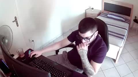 Snapshot of alexthepro00 chatting on 06-19-26, 01:04 alexthepro00 online show from 06-19-26, 01:04