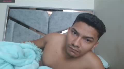 Snapshot of alexvsluisa chatting on 02-12-25, 02:21 alex y luisa online show from 02-12-25, 02:21