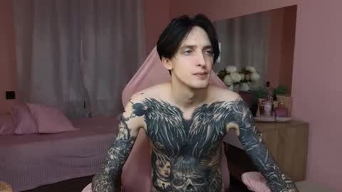 Snapshot of alexxone_ chatting on 10-28-25, 12:19 Alex online show from 10-28-25, 12:19