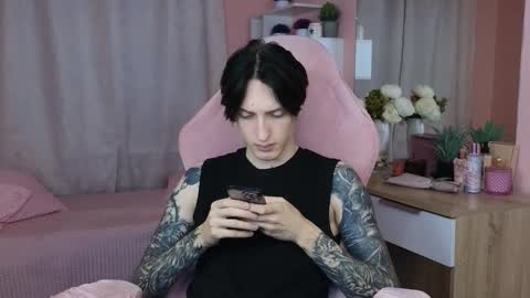 Snapshot of alexxone_ chatting on 11-08-25, 12:27 Alex online show from 11-08-25, 12:27