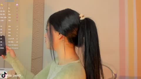 Snapshot of alia_peach_ chatting on 12-17-24, 05:07 Alia online show from 12-17-24, 05:07