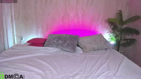 Snapshot of alic_fox chatting on 10-24-25, 12:30 Alice online show from 10-24-25, 12:30