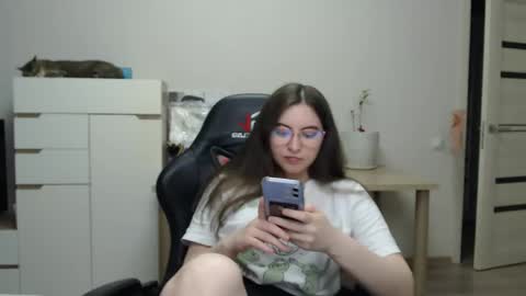 Snapshot of alice_________________________ chatting on 05-13-26, 04:59 Alice online show from 05-13-26, 04:59