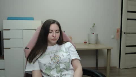 Snapshot of alice_________________________ chatting on 05-14-26, 05:53 Alice online show from 05-14-26, 05:53