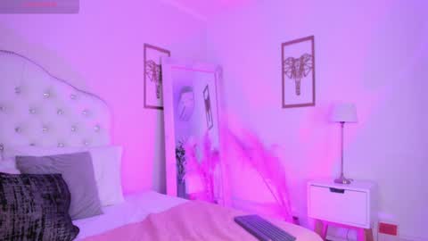 Snapshot of alice_graay_ chatting on 01-25-25, 07:38 Alice Graay online show from 01-25-25, 07:38