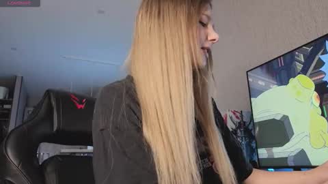 Snapshot of alice_hetfield chatting on 10-26-25, 02:45 My name is Alice find out about me in the Fansly online show from 10-26-25, 02:45