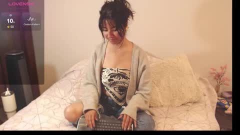 Snapshot of alice_middle01 chatting on 11-19-25, 03:12 Alice online show from 11-19-25, 03:12