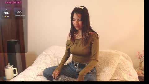 Snapshot of alice_middle01 chatting on 11-21-25, 03:54 Alice online show from 11-21-25, 03:54