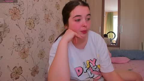 Snapshot of alice_next_door_ chatting on 05-21-26, 10:00 Alice online show from 05-21-26, 10:00