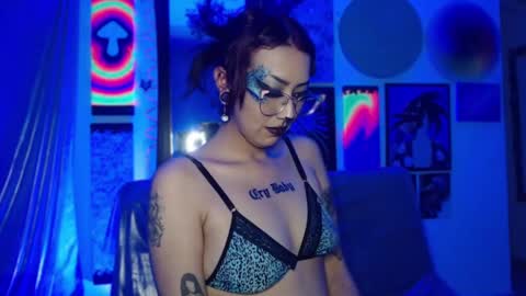 Snapshot of alice_phantom chatting on 01-11-25, 05:10 online show from 01-11-25, 05:10