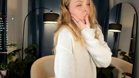 Snapshot of alice_tucci chatting on 11-27-25, 01:57 Alice online show from 11-27-25, 01:57