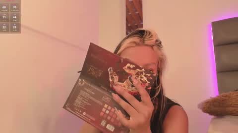 Snapshot of aliceclark__ chatting on 11-11-25, 11:43 Alice online show from 11-11-25, 11:43