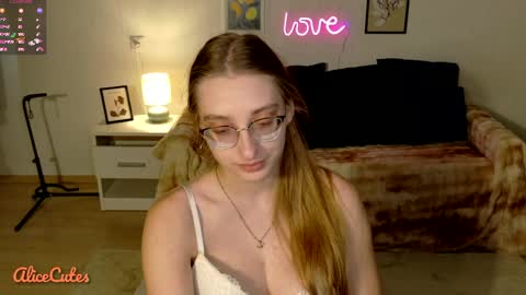 AliceCutes online show from 04-06-26, 12:39
