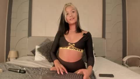 Snapshot of alicee_clark_ chatting on 06-08-26, 11:43 alicee_clark_ online show from 06-08-26, 11:43