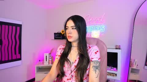 Snapshot of alicee_vixen chatting on 03-28-26, 12:05 Alice online show from 03-28-26, 12:05