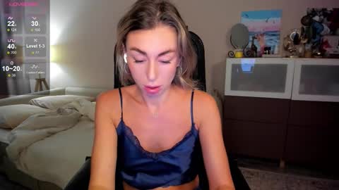 Snapshot of aliceevan chatting on 11-23-25, 03:17 Daniella online show from 11-23-25, 03:17