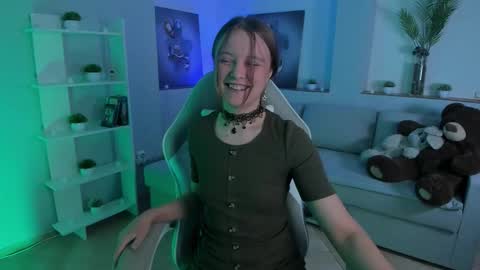 Snapshot of alicepill chatting on 11-11-25, 01:49 Alice online show from 11-11-25, 01:49