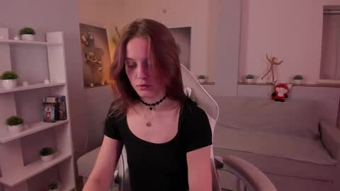 Snapshot of alicepill chatting on 12-18-25, 02:39 Alice online show from 12-18-25, 02:39