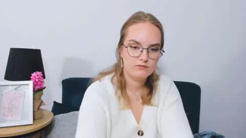 Snapshot of alicesensitive chatting on 09-16-25, 03:35 alicesensitive online show from 09-16-25, 03:35