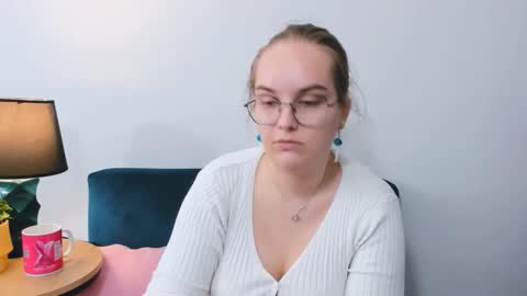 Snapshot of alicesensitive chatting on 09-19-25, 11:00 alicesensitive online show from 09-19-25, 11:00