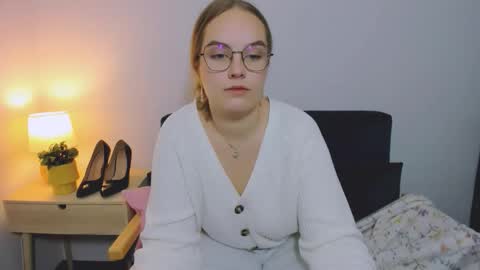 Snapshot of alicesensitive chatting on 11-23-25, 10:26 alicesensitive online show from 11-23-25, 10:26