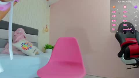 Snapshot of alicestark2 chatting on 02-06-25, 01:54          online show from 02-06-25, 01:54