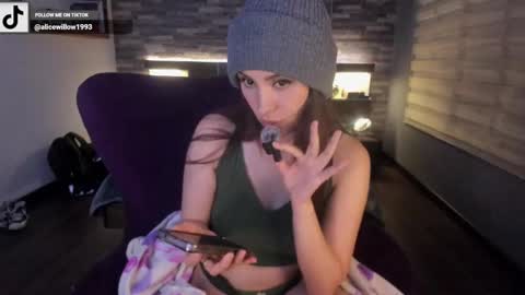 Snapshot of alicewillow chatting on 03-06-25, 02:41 Alice online show from 03-06-25, 02:41