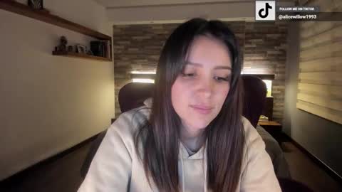 Snapshot of alicewillow chatting on 09-10-25, 11:38 Alice online show from 09-10-25, 11:38