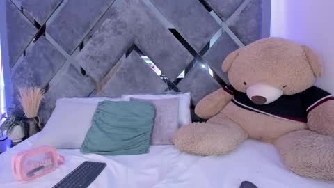 Alice  online show from 01-17-25, 01:35