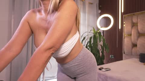 Alicia Lang online show from 12-19-25, 03:52