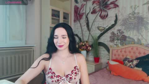 Snapshot of aliciabow chatting on 12-17-24, 12:54 Veronica online show from 12-17-24, 12:54