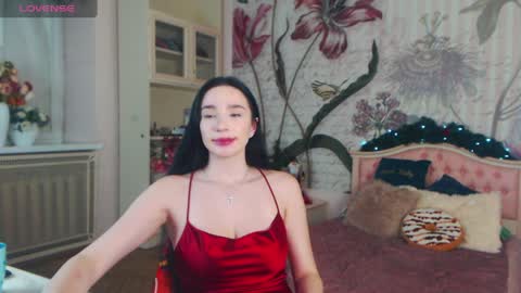 Snapshot of aliciabow chatting on 12-28-24, 05:35 Veronica online show from 12-28-24, 05:35