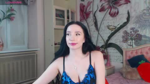 Snapshot of aliciabow chatting on 02-20-25, 05:07 Veronica online show from 02-20-25, 05:07