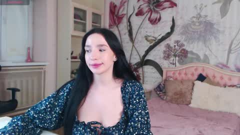 Snapshot of aliciabow chatting on 10-25-25, 01:40 Veronica online show from 10-25-25, 01:40