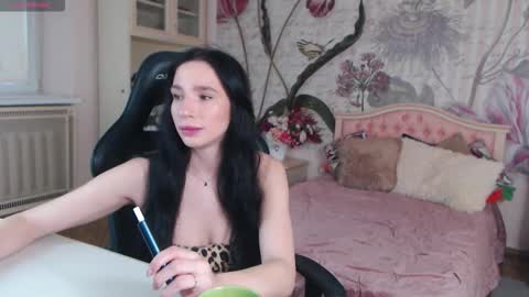 Snapshot of aliciabow chatting on 11-02-25, 01:13 Veronica online show from 11-02-25, 01:13