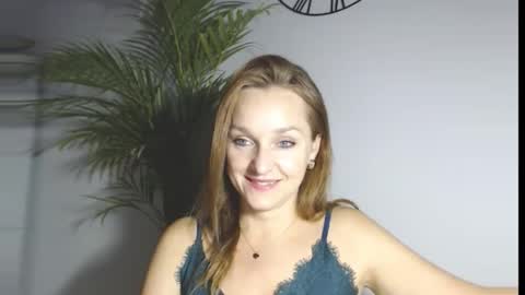 Snapshot of alicialux chatting on 11-19-25, 03:12 Alicia online show from 11-19-25, 03:12